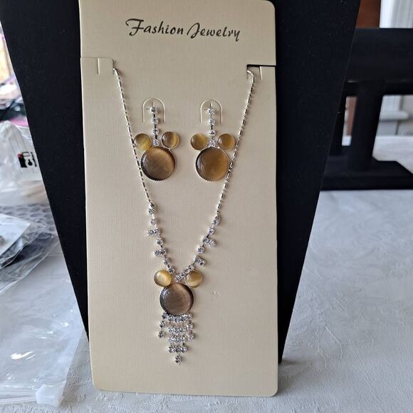 4 Necklace and earring sets for tweens nwt - Picture 4 of 15